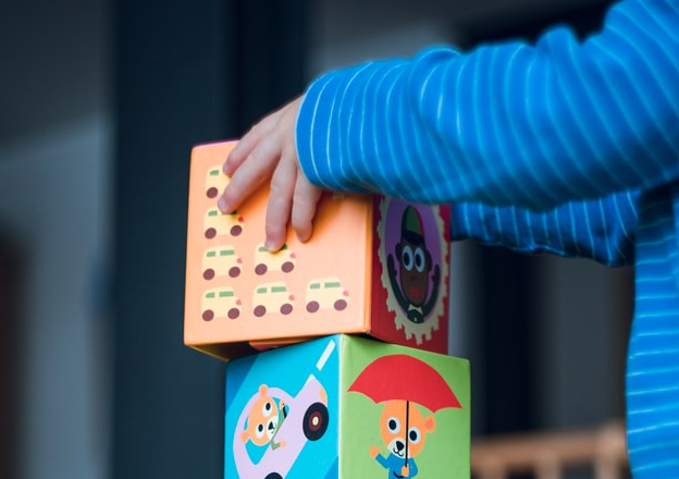 kind bouwt blokken als symbool voor kansen bouwen